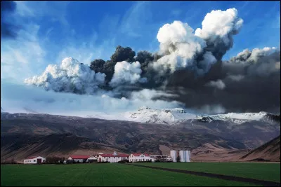 Géo : Comment s'appelle le volcan islandais qui s'est reveillé en 2010 et qui a paralysé toute l'Europe ?