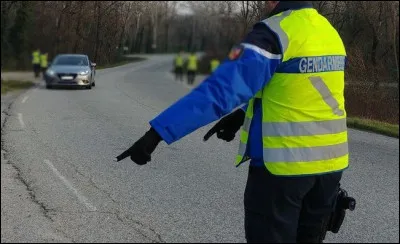 Lors d'un contrôle routier, tu aperçois au loin un conducteur mettre sa ceinture de sécurité en roulant en même temps. Tu l'interceptes et...