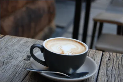 On est sur l'une des boissons les plus populaires en France, composée d'autant de lait que de café, sans mousse sur le dessus !