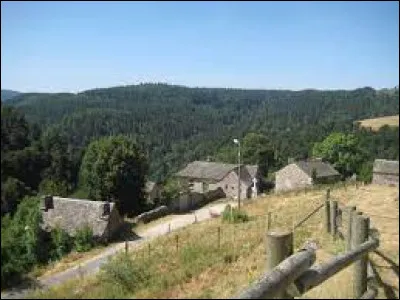 Notre balade quotidienne démarre dans le parc naturel régional de l'Aubrac, à Arzenc-d'Apcher. Petit village occitan de 50 habitants, il se situe dans le département ...