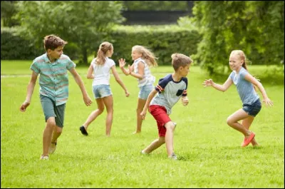 Quel est le nom de ce jeu qui consiste pour les joueurs à courir dans un terrain de jeu sans se faire prendre ?