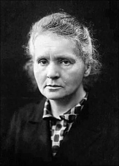 Complète la phrase suivante par la bonne proposition.
"Marie Curie [...] notamment fait connaître pour avoir reçu un prix Nobel dans deux domaines scientifiques distincts".