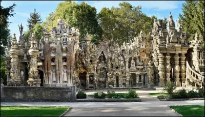 Qui a construit ''Le Palais idéal'', chef-doeuvre de l'architecture naïve et de l'art naïf ?