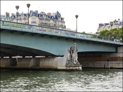 Quel est ce pont de Paris qui enjambe la Seine, célèbre pour sa statue représentant un zouave ?