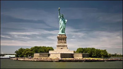 Comment se nomme l'île sur laquelle se trouve la statue ?