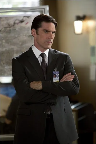 Après avoir passé son diplôme de Juris Doctor à l'université, que fait Aaron Hotchner ?