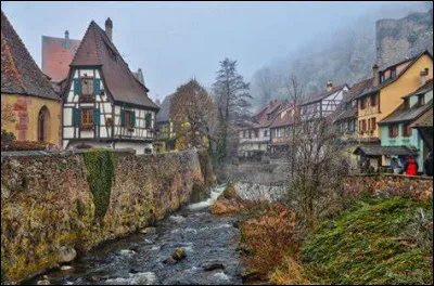 Quelle ville sert de capitale à cette région historique ?