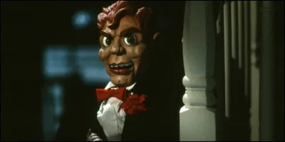 Cette marionnette est issue de la série "Chucky".