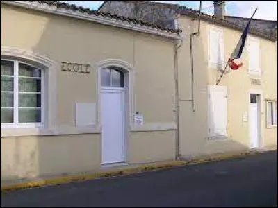 Nous commençons notre balade en Charente-Maritime, à Ballans. Nous sommes en région ...