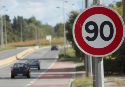 Vous devez vous rendre chez des amis habitant à 120 km de chez vous. Pour vous y rendre, vous devez prendre une route départementale limitée à 90 km/h. Celle-ci étant moyennement fréquentée, vous estimez pouvoir rouler à une vitesse moyenne de 80 km/h. Vous partez à 12 h. Vos amis vous demandent à quelle heure vous arriverez. Que leur répondez-vous ?