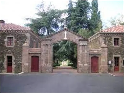 Nous démarrons notre périple aux porte de l'abbaye Notre-Dame de Bellefontaine, à Bégrolles-en-Mauges. Ville de l'aire d'attraction Choletaise, elle se situe dans le département ...