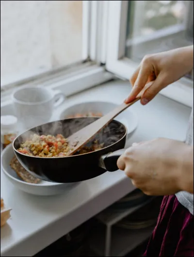 Ta mère te propose de t'occuper du dîner ce soir.
Que fais-tu ?