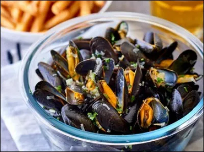 Que faut-il pour préparer des moules marinières ?