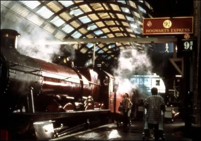 C'est la rentrée ! Nous retrouvons Harry et ses amis à King's Cross. Il est 10 : 43 et le départ du train est exactement à...