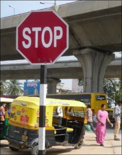 Voici sans doute le panneau routier le plus international. Que dois-je faire ?