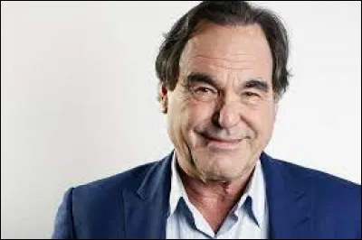 A été réalisé par Oliver Stone :