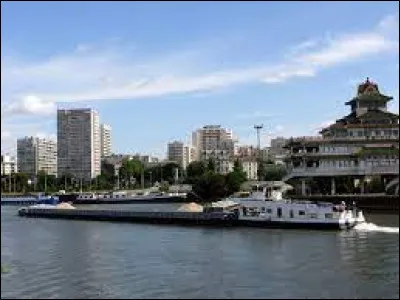 Je vous propose de commencer notre petite promenade en Île-de-France, à Alfortville. Ville de la Petite Couronne, à la confluence de la Seine et de la Marne, elle se situe dans le département ...