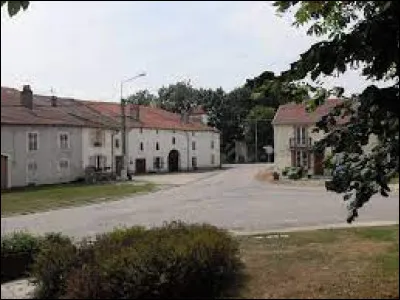 Nous commençons notre balade dans le Xaintois, sur la place Jeanne d'Arc, à Boulaincourt. Petit village de 68 habitants de l'arrondissement de Neufchâteau, à la limite de la Meurthe-et-Moselle, il se situe dans le département ...