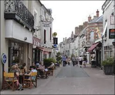 La ville de Mer se trouve sur le littoral méditerranéen.