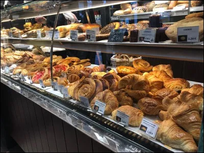 Une nouvelle journée commence. Tu te lèves et n'as pas faim. Tu ne manges pas. Tu pars sur le chemin de l'école quand tout à coup tu as un peu faim. Tu vois en face de toi, une boulangerie. Tu veux acheter un croissant. Tu vois le prix : 1,19. L'achètes-tu ?