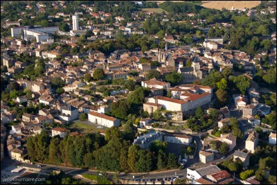 Quelle lettre faut-il changer au nom d'une ville de 5 500 habitants du territoire de Belfort, située à la frontière suisse, pour obtenir cette petite ville du Poitou ?