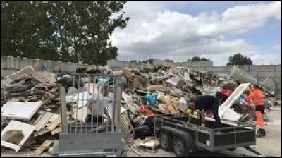 On habite dans une déchèterie.