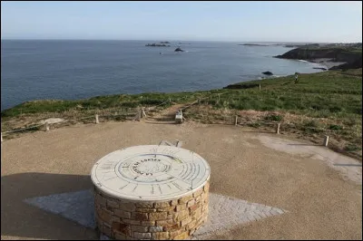 Commençons en France, en Bretagne : à la pointe de Corsen, dans le Finistère, vous pourrez assister à ...