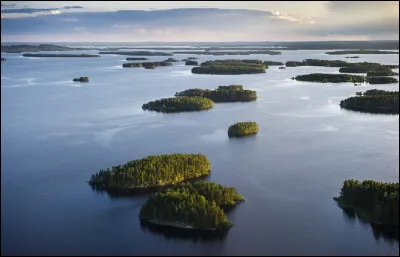 Quel pays est surnommé ''le pays des mille lacs'' ?