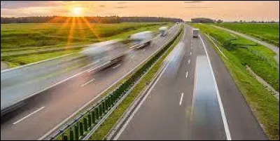 Un tracteur peut rouler sur l'autoroute.