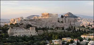 Dans la Grèce ancienne, comment s'appelait les magistrats préposés à la police des marchés ?