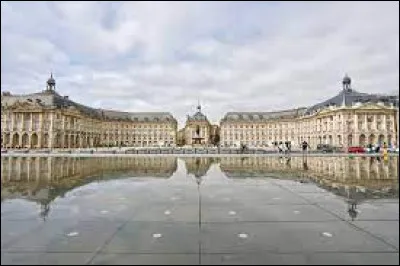 Aujourd'hui, notre balade démarre sur la place de la Bourse, à Bordeaux. Nous sommes bien évidemment dans le département ...