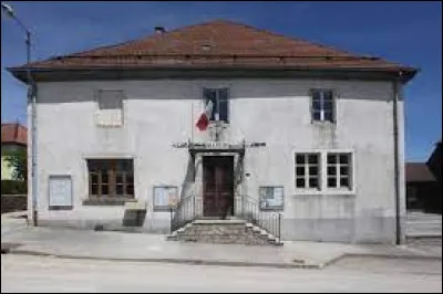 Je vous propose de commencer notre petite promenade dans l'arrondissement de Lons-le-Saunier, à Censeau. Nous sommes en Bourgogne-Franche-Comté, dans le département ...