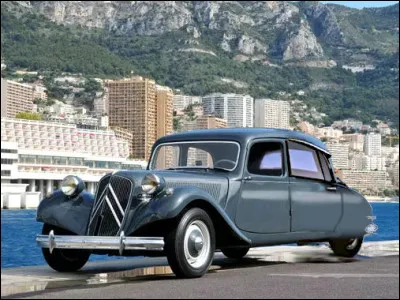 - « C'est du tuning, ma p'tite dame ! »
- « Mais qu'est-ce que c'est que ça ? »
- « Deux modèles de chez [... ?...] assemblés chez Gaudin ! »