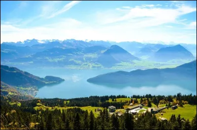 Nous commençons notre voyage en Europe, au lac des Quatre-Cantons, perdu entre les montagnes.