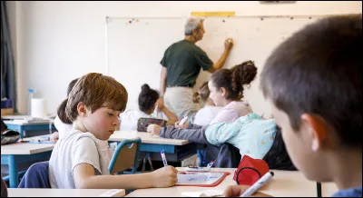 Tu arrives en cours et tu remarques que ton pire ennemi est entouré de plusieurs personnes qui lui font des compliments.