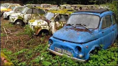 C'est-y pas malheureux de voir cette casse de vieilles italiennes des années 60. Laquelle est-ce ?