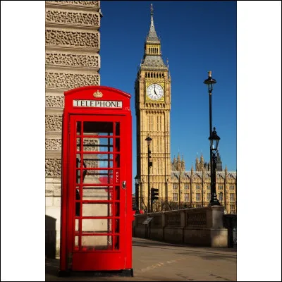 Quel est le monument à l'arrière de la cabine téléphonique rouge ?