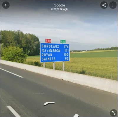 Je suis dans une ville moyenne qui se situe au milieu de deux autoroutes. L'A10 et l'A83. Laquelle est-ce ?