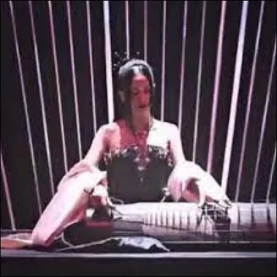 De quel instrument joue Jisoo au début du clip ?