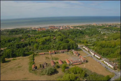 Dans quel pays se trouve la commune de Zuydcoote célèbre pour sa plage ?