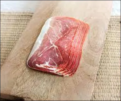 Quelle ville du Pays basque est réputée pour son jambon sec ?