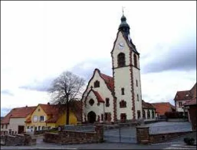 Nous commençons notre balade en Alsace bossue, devant l'église luthérienne de Bust. Nous sommes dans le département ...