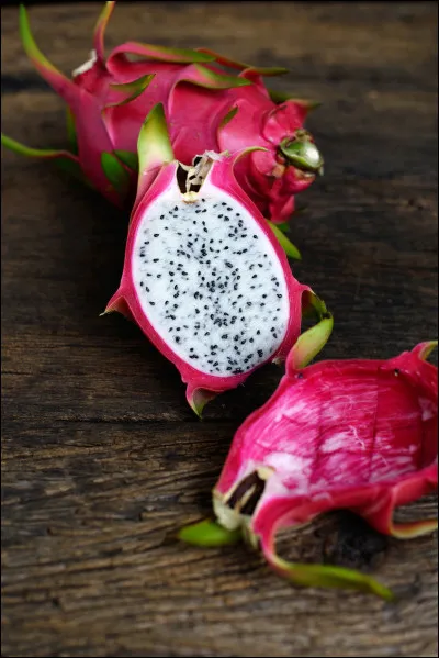 Quel est ce fruit exotique à la peau rose ?