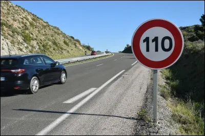 Je viens d'obtenir mon permis de conduire, à la rencontre de ce panneau à quelle vitesse puis-je circuler si je me trouve sur la voie de circulation la plus à droite ?