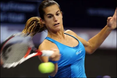 Son nom est Mauresmo, quel est le prénom de cette joueuse, entraîneuse et dirigeante du tennis français ?