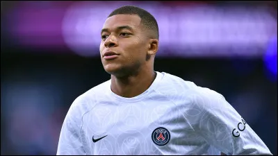 Quel âge Mbappé a-t-il en janvier 2022 ?