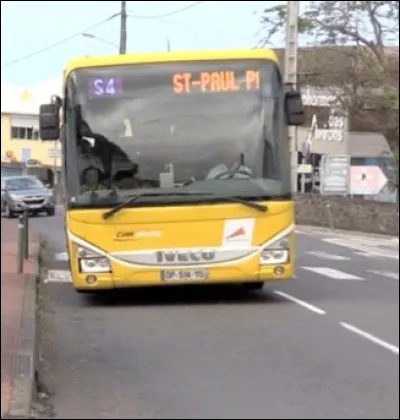 Le soir en sortant des cours ou du boulot, tu dois prendre le bus mais celui-ci est plein. Que décides-tu ?