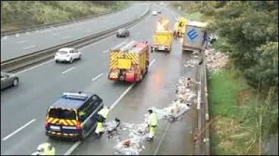 Qui sont les hommes en jaune sur l'autoroute ?