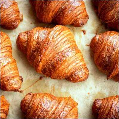 Quel pain long décoré dincisions doit son nom au fait quil contient les mêmes ingrédients quun croissant ?