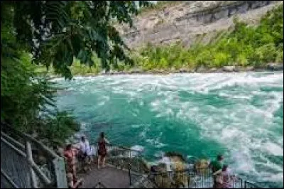 Quel est le nom du fleuve, qui en iroquois, signifierait "détroit" ?